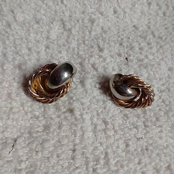 Goldtone twisted wire post earrings no backs - Picture 5 of 5